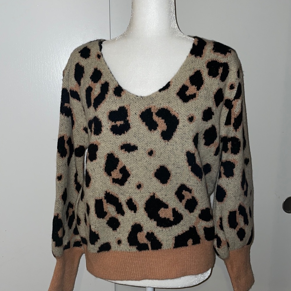 See Elly Acrylic print sweater. Sz M